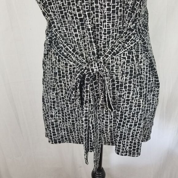 Motherhood Maternity Black and White Geometric‎ Print Tie-back V-Nest Blouse - Picture 7 of 8